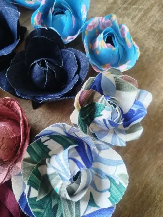 Flor de tela hecha con pétalos Villa Urquiza