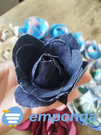 Flor de tela hecha con pétalos Villa Urquiza - imagen 6