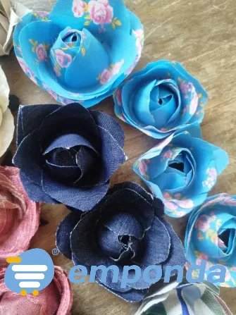 Flor de tela hecha con pétalos Villa Urquiza - imagen 5