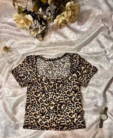 Remera de mujer con estampa animal print Morón