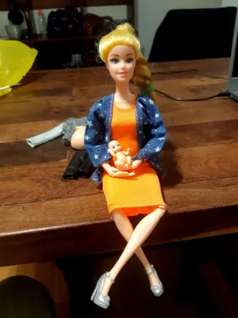 Barbie embarazada con sorpresa y bebé incluido Almagro