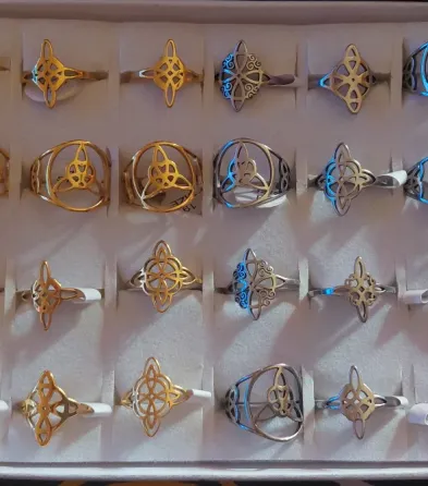 Anillos nudo de bruja acero quirúrgico y dorado La Matanza