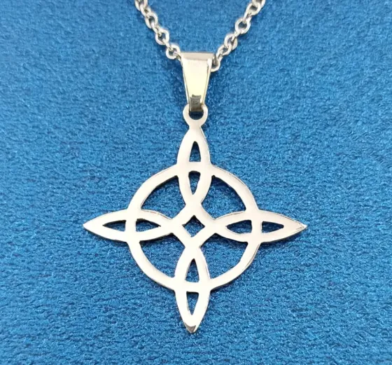Collar nudo de bruja cadena mas dije acero quirúrgico La Matanza