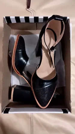 Zapatos negros con brillo. Florencio Varela