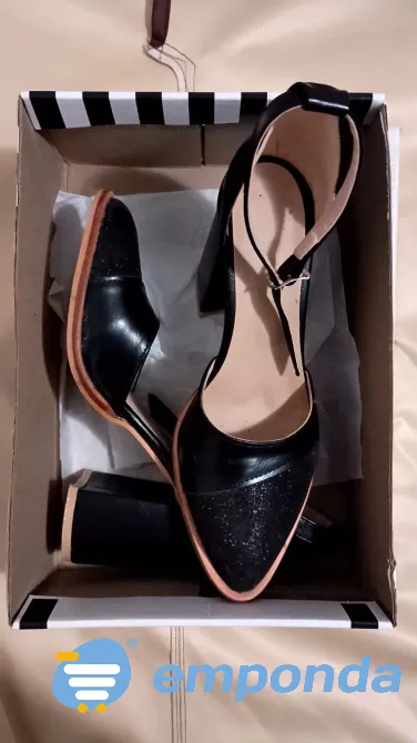 Zapatos negros con brillo. Florencio Varela - imagen 1