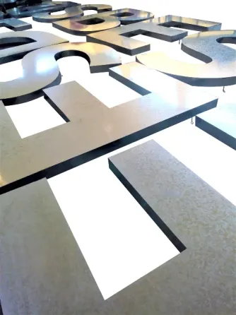 Colocacion de letras y numeros de chapas para negocios en mo Lanús