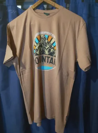 Remera clásica beige Esteban Echeverría