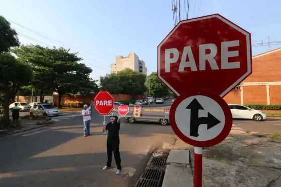 Creacion de carteles viales con caño redondo en la base para Lanús