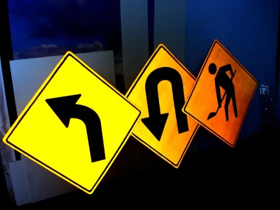 Creacion de carteles viales con caño redondo en la base para Lanús