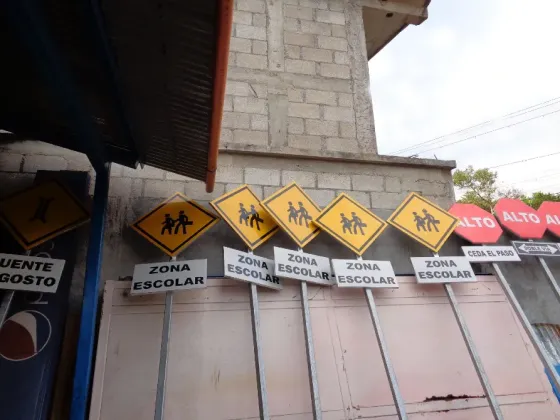 Creacion de carteles viales con caño redondo en la base para Lanús