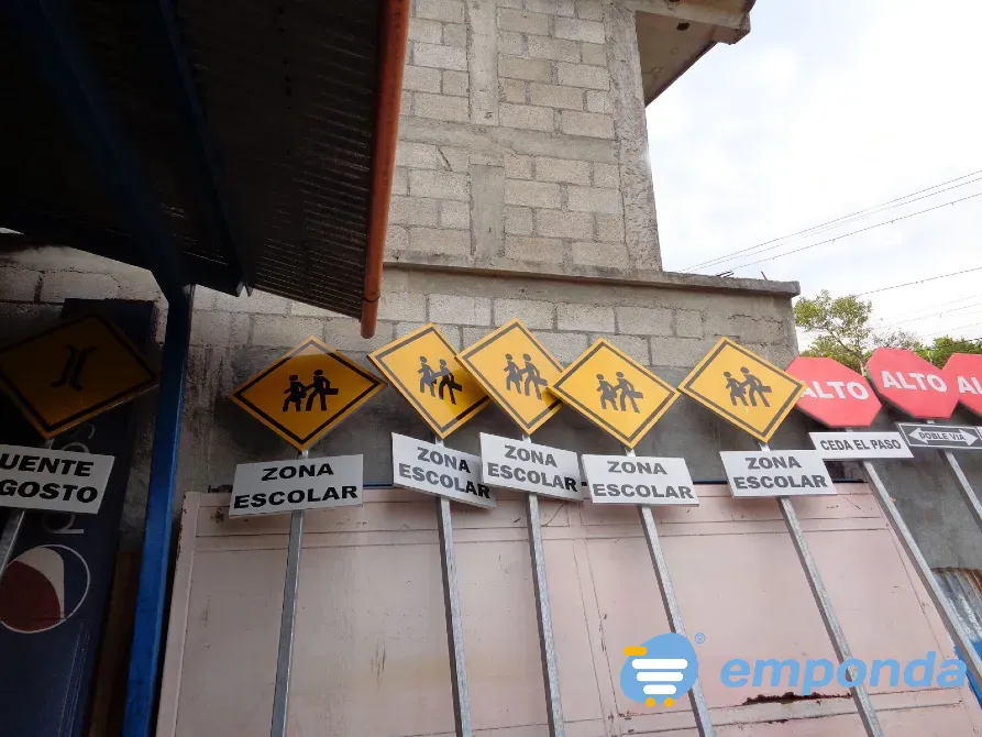 Creacion de carteles viales con caño redondo en la base para Lanús - imagen 4