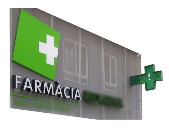 Impresion e instalacion de vinilo microperforado para farma Lanús