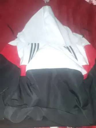 Campera color rojo negro y blanco La Rioja