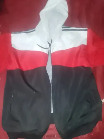 Campera color rojo negro y blanco La Rioja