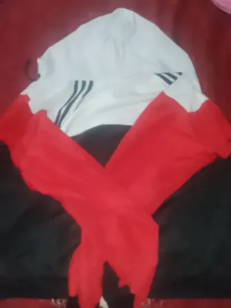 Campera color rojo negro y blanco La Rioja