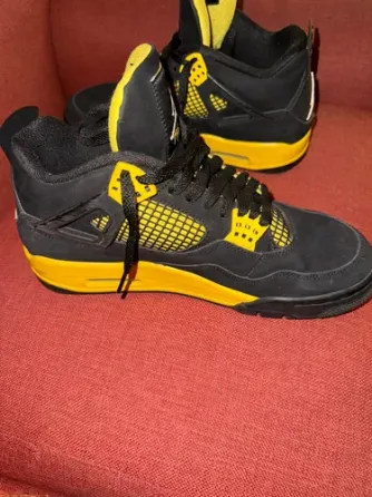 Zapatillas Jordan 4 Thunder Córdoba