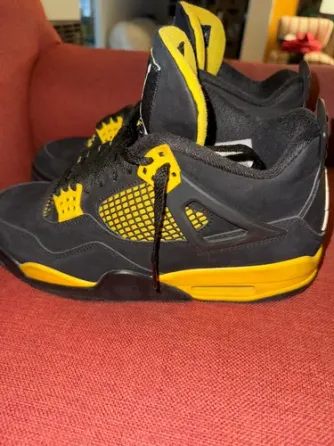 Zapatillas Jordan 4 Thunder Córdoba