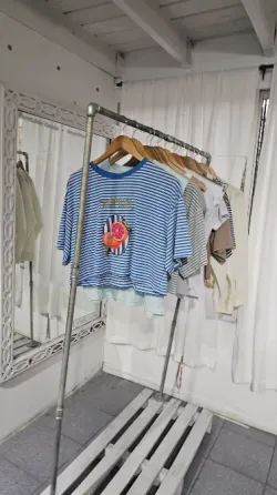 Remera rayada con estampa Bernal