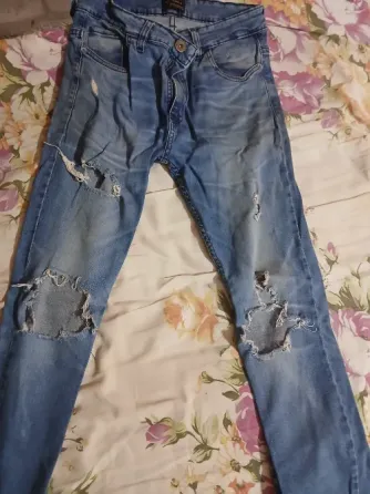 Jean moderno con agujero Formosa ciudad