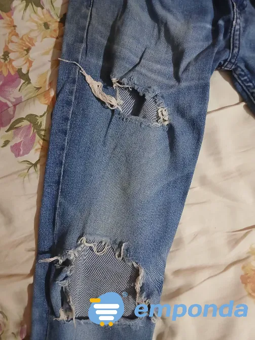 Jean moderno con agujero Formosa ciudad - imagen 1