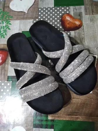 Sandalias importadas brillosas Morón