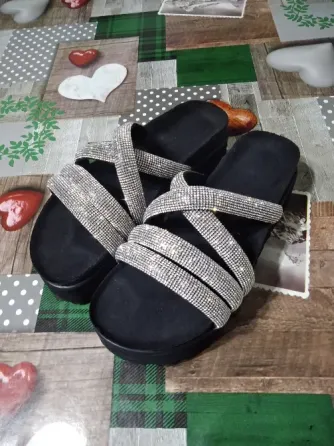 Sandalias importadas brillosas Morón