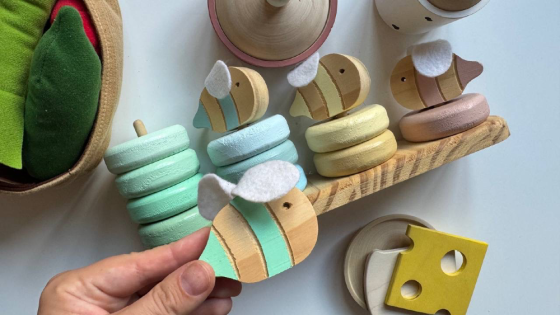 Pirámide de Montessori con abejas Caballito