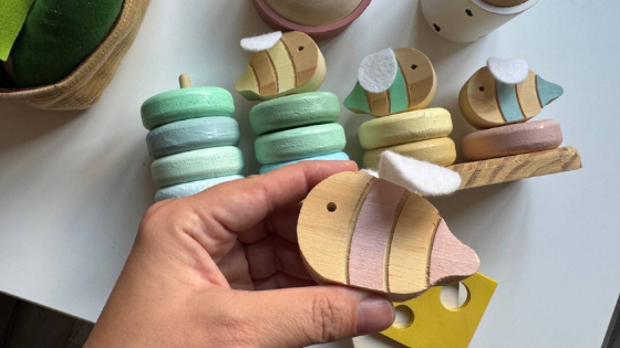 Pirámide de Montessori con abejas Caballito