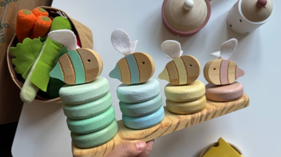 Pirámide de Montessori con abejas Caballito