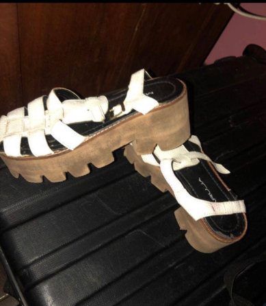 Sandalias blancas con tiras General San Martín