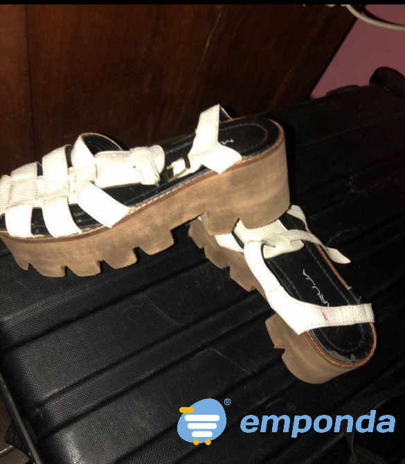 Sandalias blancas con tiras General San Martín - imagen 1