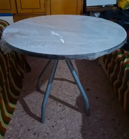 Mesa redonda de melamina, 1 metro de diámetro, patas de caño Villa Crespo