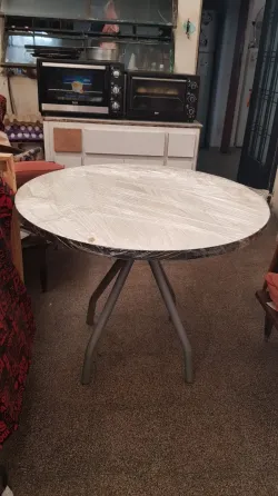 Mesa redonda de melamina, 1 metro de diámetro, patas de caño Villa Crespo