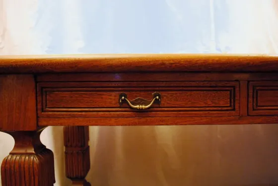 Mesa antigua de arrime en roble macizo tallado Colegiales