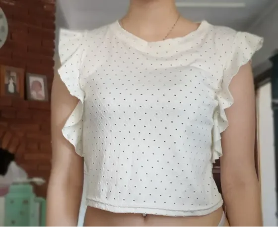 Remera/top blanco con volados Lanús Este