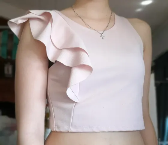 Remera/top rosa con volados Lanús Este