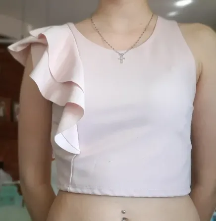 Remera rosa con volados Lanús Este