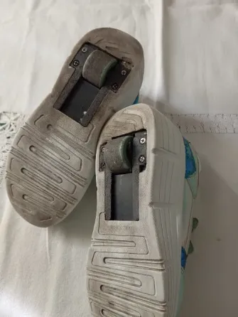 Zapatilla patin de nena con rueda trasera y cordones Floresta