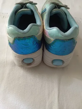 Zapatilla patin de nena con rueda trasera y cordones Floresta