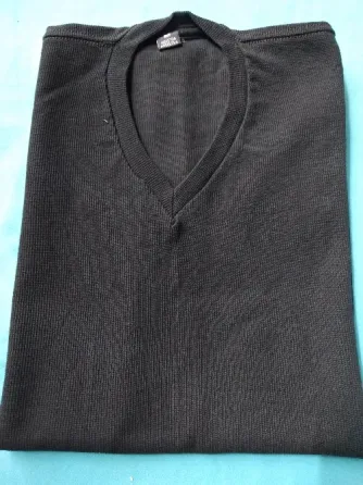 Remera basica Unisex, escote en V Floresta