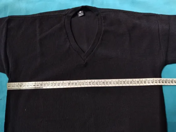 Remera basica Unisex, escote en V Floresta