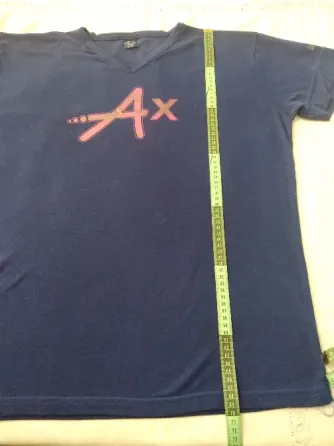 Remera azul escote en V. Unisex Floresta