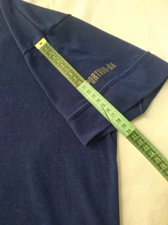 Remera azul escote en V. Unisex Floresta