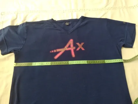 Remera azul escote en V. Unisex Floresta