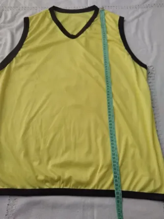 Musculosa deportiva amarilla y negro, escote en V Floresta