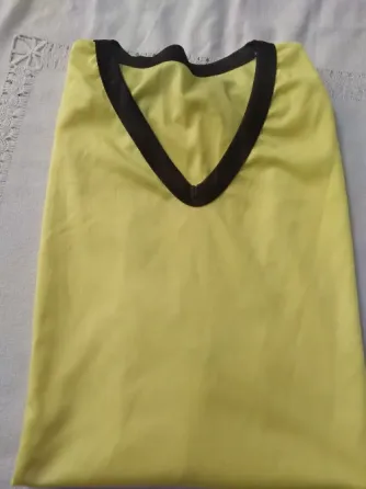 Musculosa deportiva amarilla y negro, escote en V Floresta