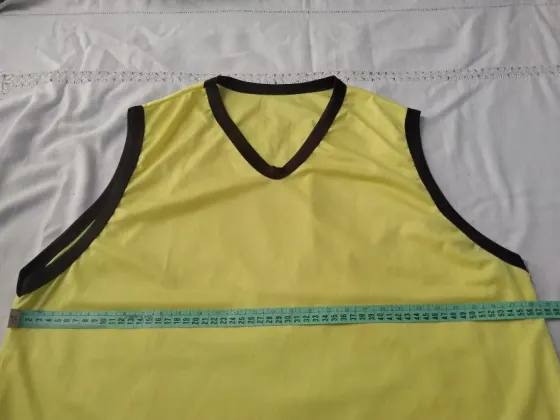 Musculosa deportiva amarilla y negro, escote en V Floresta