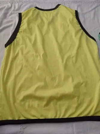 Musculosa deportiva amarilla y negro, escote en V Floresta