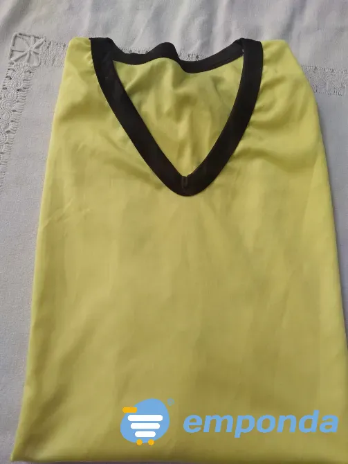 Musculosa deportiva amarilla y negro, escote en V Floresta - imagen 4