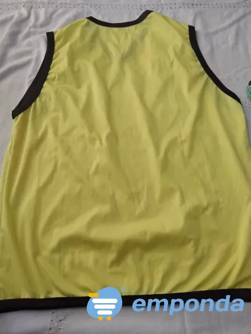 Musculosa deportiva amarilla y negro, escote en V Floresta - imagen 3